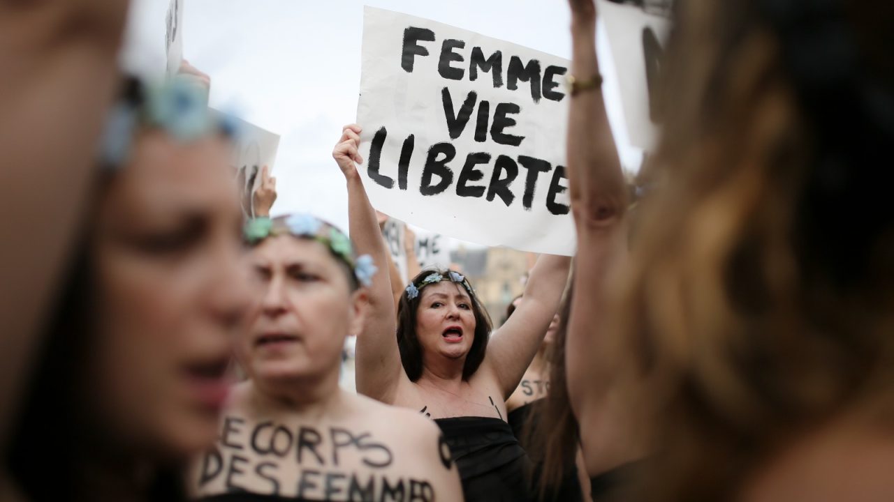 Action de 100 FEMEN contre les violences faites aux femmes dans le monde, CLR Presse, Full Action, 24 November